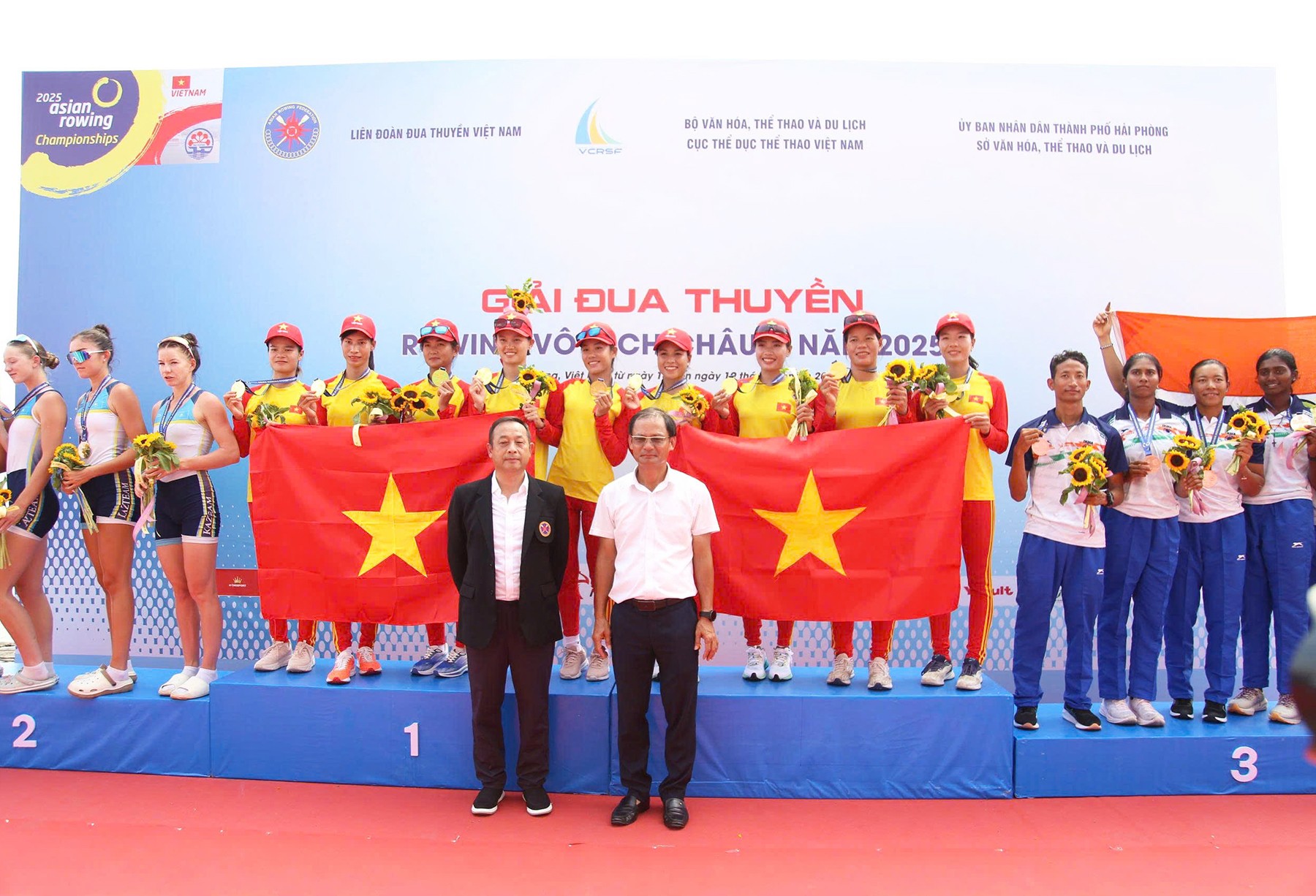 Các vận động viên nhận huy chương. Ảnh: Bản tin VH,TT&DL Hải Phòng.