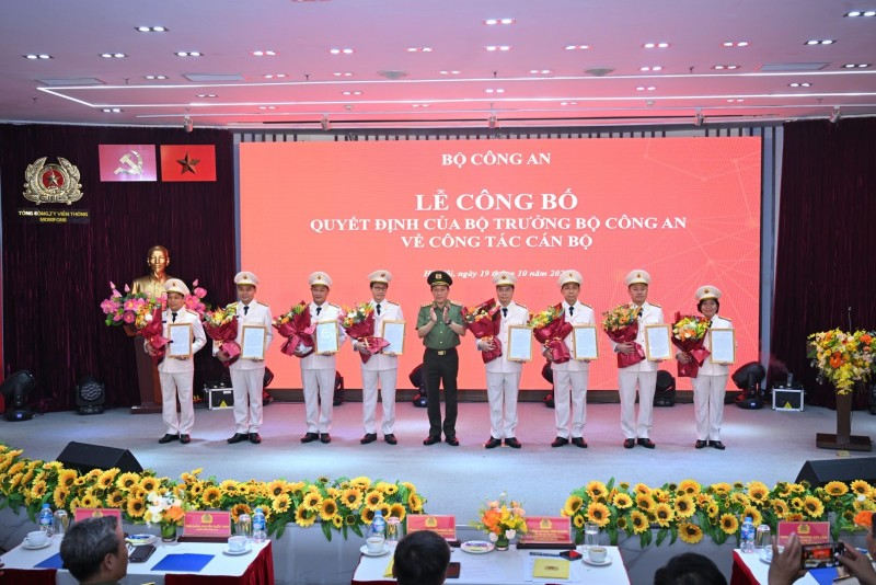 Bộ trưởng Lương Tam Quang trao quyết định tuyển chọn vào lực lượng Công an và phong cấp bậc hàm cho các đồng chí lãnh đạo chủ chốt MobiFone.