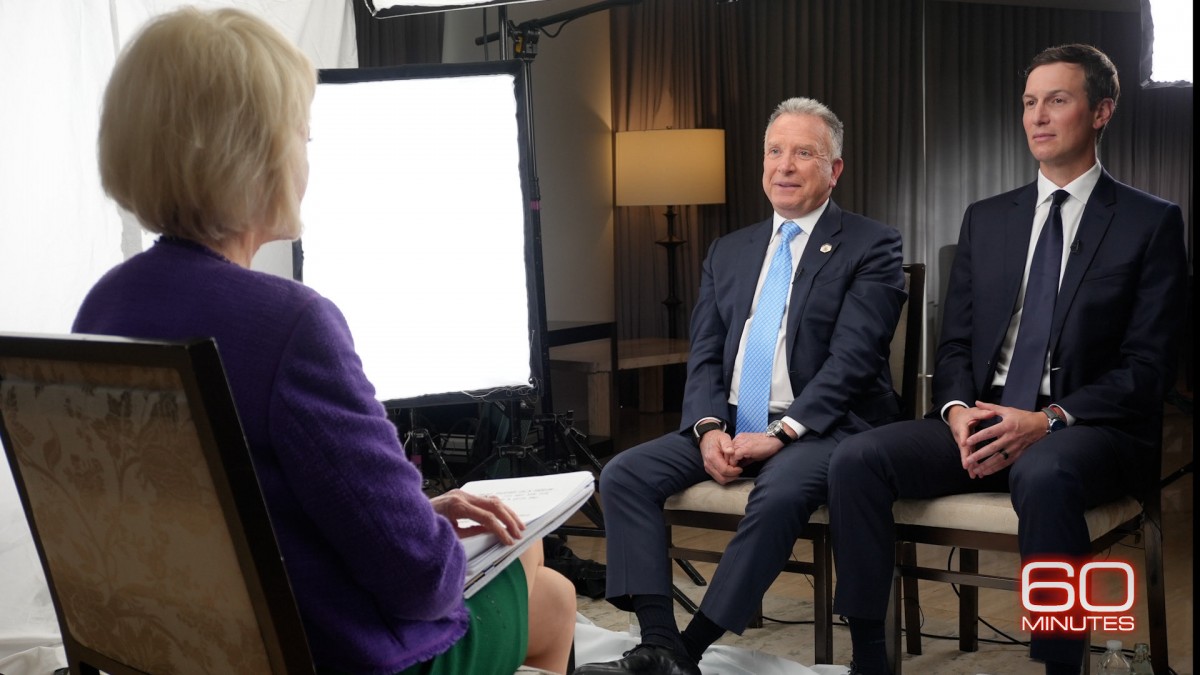 Ông Jared Kushner (phải) và đặc phái viên Mỹ tại Trung Đông Steve Witkoff trong cuộc phỏng vấn phát sóng hôm 19/10. Ảnh: X/@60Minutes