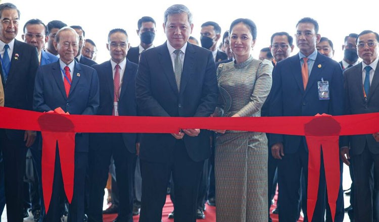Thủ tướng Campuchia Hun Manet cắt băng khánh thành Sân bay quốc tế Techo ngày 20/10. Ảnh: Khmer Times