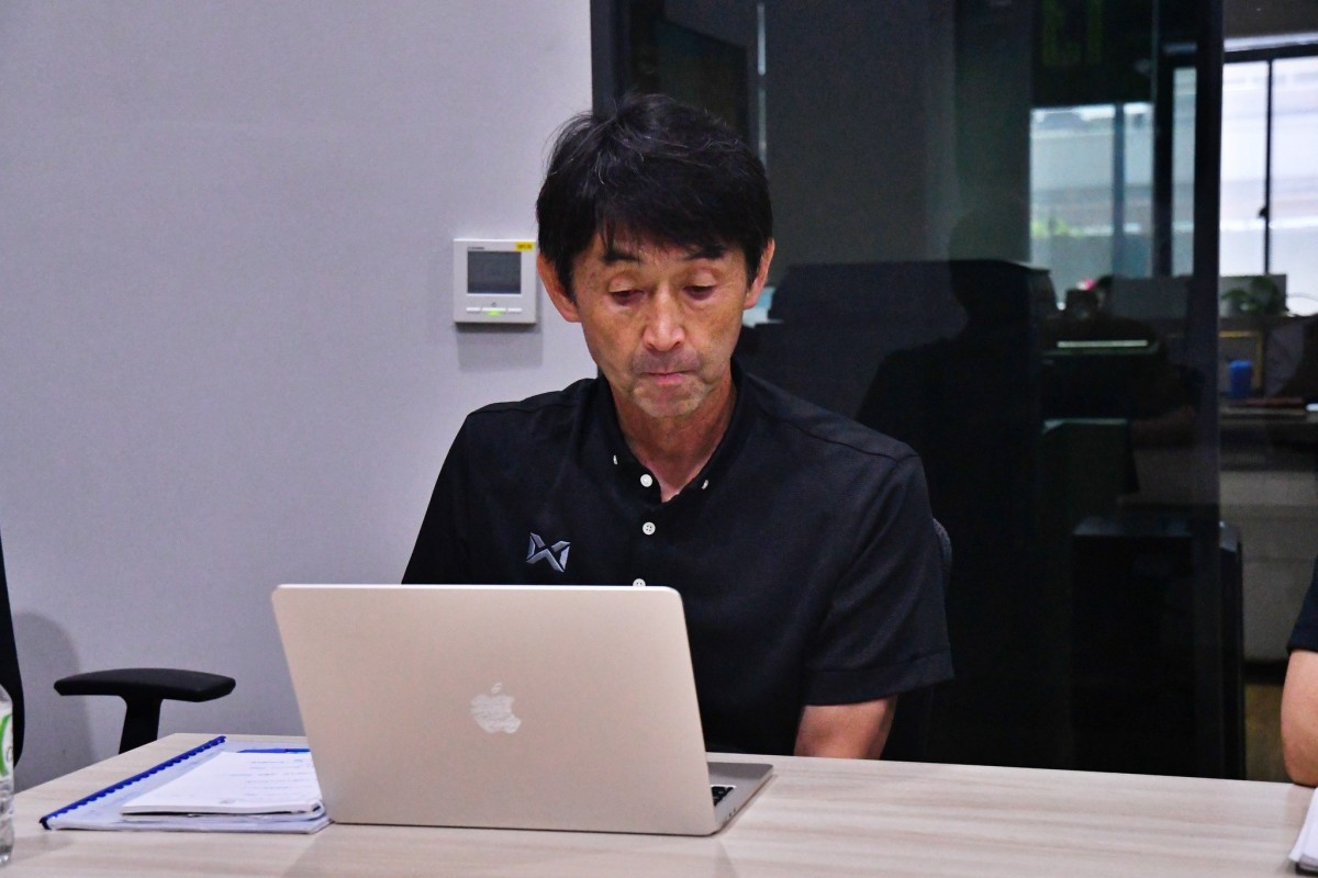 Ông Masatada Ishii trong cuộc họp với Ban kỹ thuật FAT ngày 21/10. Ảnh: FAT