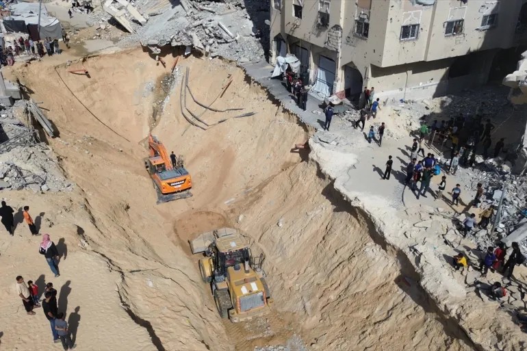 Ảnh chụp từ trên cao cho thấy các máy móc hạng nặng đang hoạt động trong quá trình tìm kiếm thi thể con tin người Israel tại Khan Younis, miền nam Dải Gaza. Ảnh: Anadolu