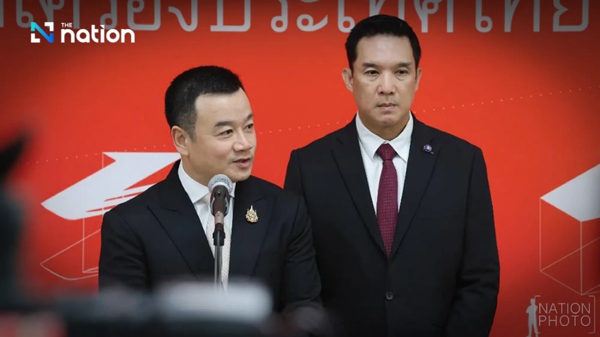 Tổng Thư ký đảng Pheu Thai Sorawong Thienthong (trái) trong buổi họp báo sáng 22/10. Ảnh: Nation Thailand