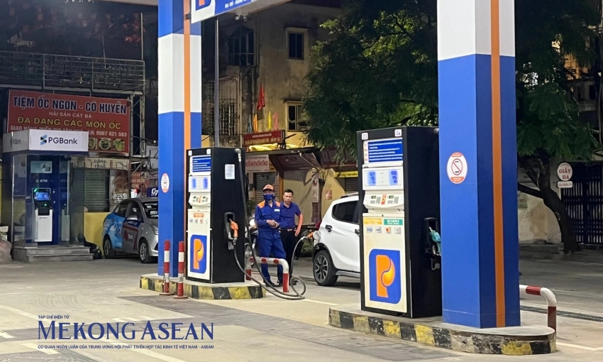 Xăng RON 95 đảo chiều tăng nhẹ tối 12/3