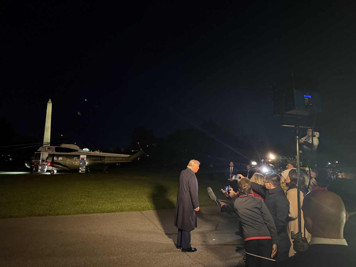 Tổng thống Trump trả lời báo giới trước khi lên chuyên cơ đêm 24/10. Ảnh: X/@StevenCheung47