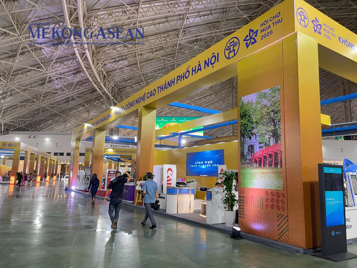 Gian haàng trưng bày các mặt hàng sản xuất của TP Hà Nội. Ảnh: