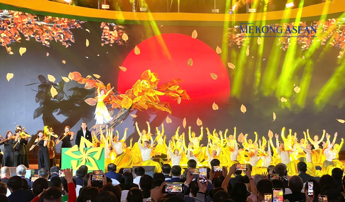 Tiết mục văn nghệ tại lễ khai mạc hội chợ. Ảnh: