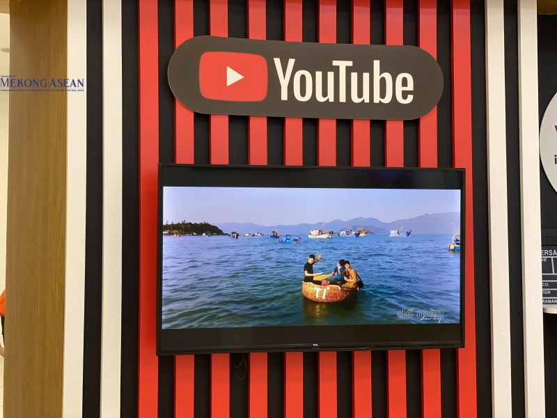 YouTube vừa ra mắt tính năng phát hiện hình ảnh AI giúp người sáng tạo nội dung phát hiện và yêu cầu xóa các video sử dụng trí tuệ nhân tạo để tạo hoặc chỉnh sửa khuôn mặt của họ mà không được phép, nhằm ngăn chặn deepfake và bảo vệ danh tính.