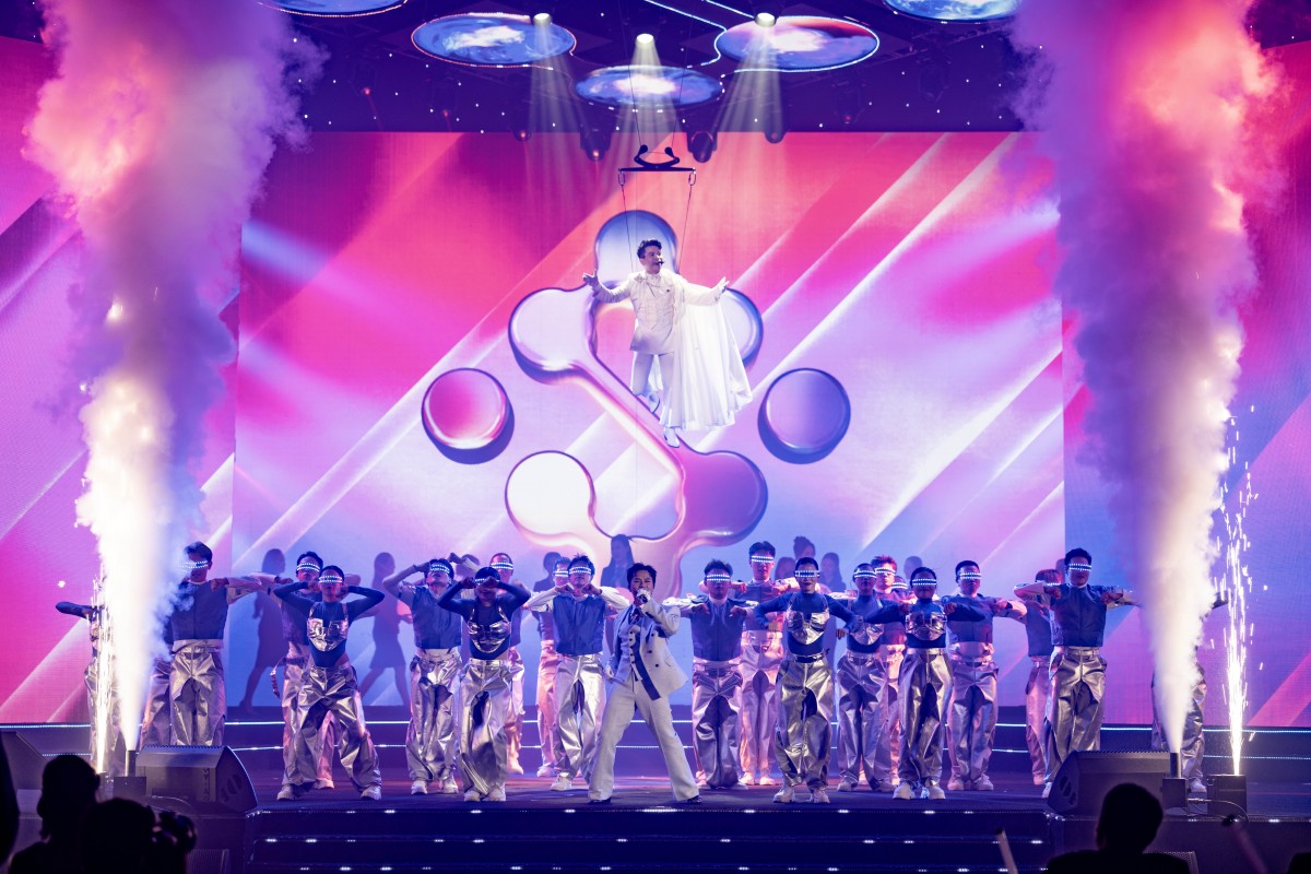 Chủ tịch KienlongBank bay giữa sân khấu, hát song ca 'cực cháy' cùng Bùi Công Nam