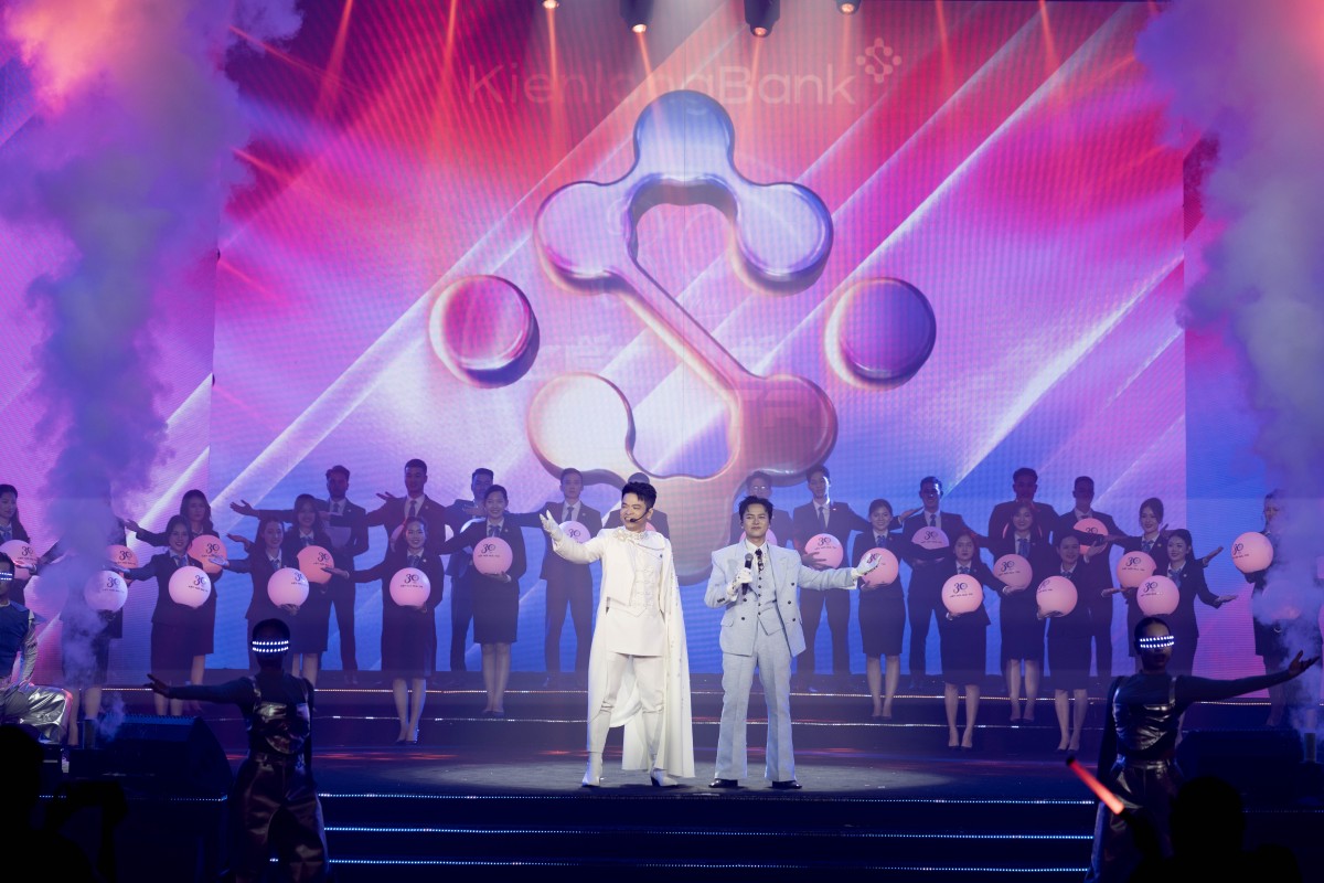 Chủ tịch KienlongBank bay giữa sân khấu, hát song ca 'cực cháy' cùng Bùi Công Nam