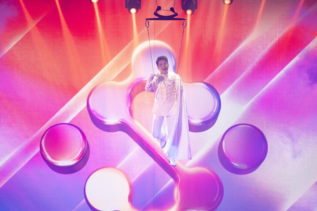 Chủ tịch KienlongBank bay giữa sân khấu, hát song ca 'cực cháy' cùng Bùi Công Nam