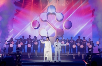 Chủ tịch KienlongBank bay giữa sân khấu, hát song ca 'cực cháy' cùng Bùi Công Nam