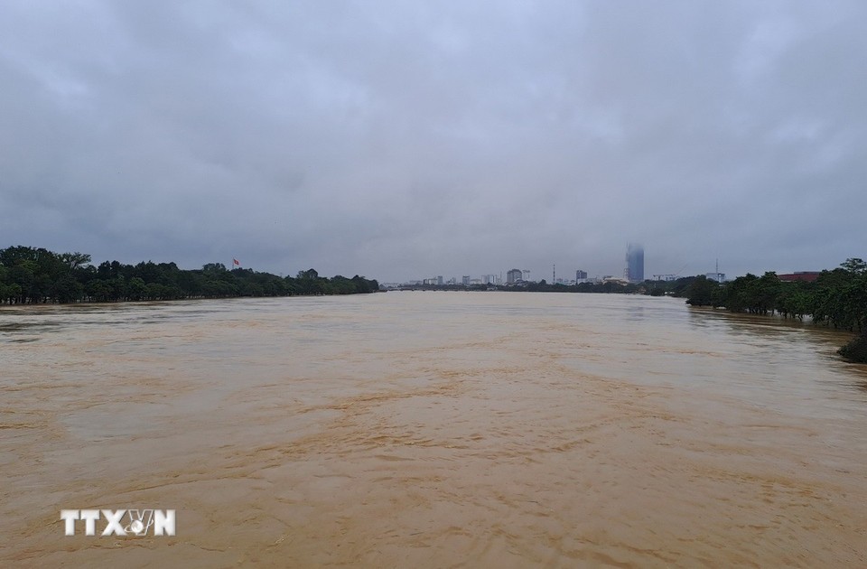 Lũ trên sông Hương tại TP Huế trên báo động 3 vào sáng 28/10. Ảnh: TTXVN.