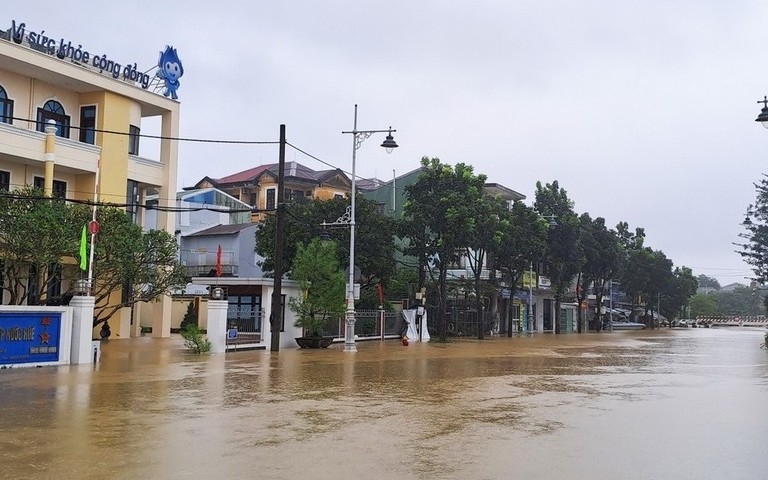 Lũ trên sông Hương đạt đỉnh, nước rút chậm