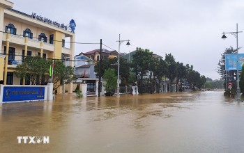 Lũ trên sông Hương đạt đỉnh, nước rút chậm