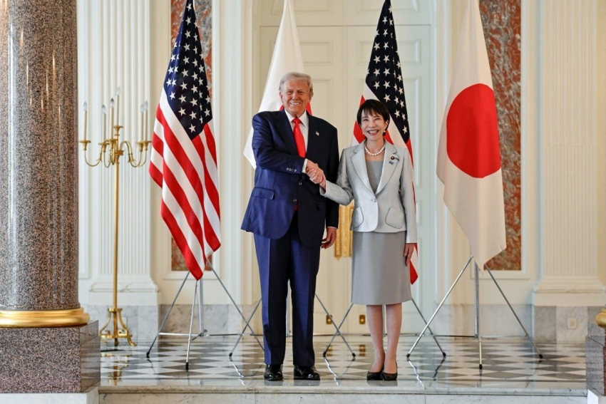 Thủ tướng Nhật Bản tặng Tổng thống Trump gậy golf của ông Shinzo Abe