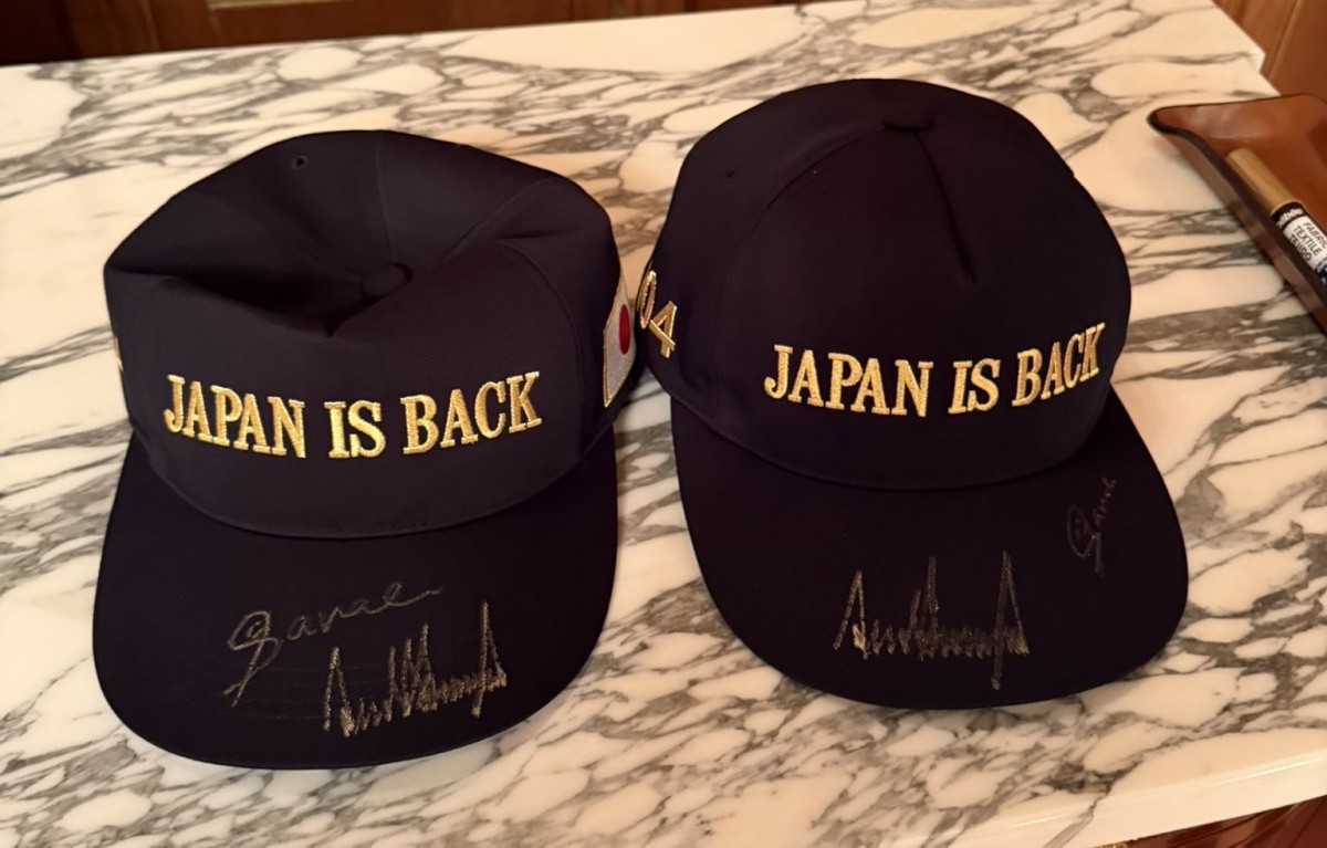 Bà Takaichi và ông Trump ký lên hai chiếc mũ bóng chày có in dòng chữ “JAPAN IS BACK”. Ảnh: X/@MargoMartin47