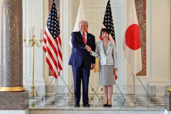 Thủ tướng Nhật Bản tặng Tổng thống Trump gậy golf của ông Shinzo Abe