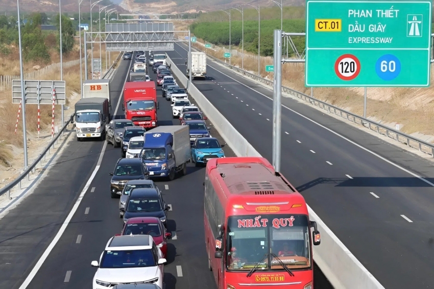 Thí điểm cấm xe lớn đi làn một trên hai tuyến cao tốc phía Nam