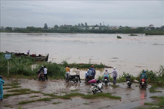 Nước lũ lên cao tại sông Trà Khúc. Ảnh: TTXVN.