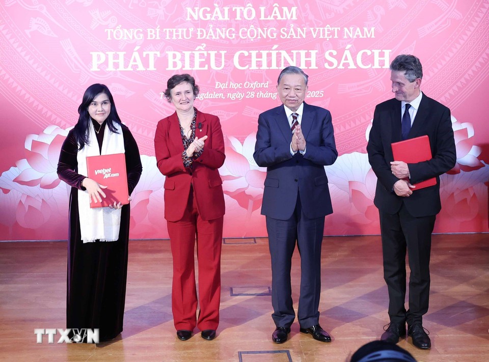 Tổng Bí thư Tô Lâm chứng kiến trao Thỏa thuận hợp tác nghiên cứu về Net Zero Carbon giữa Hãng hàng không Vietjet và Đại học Oxford. 