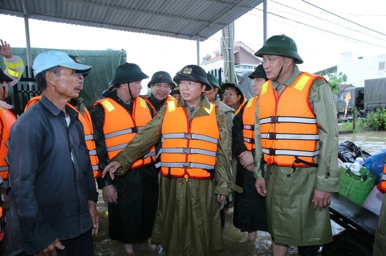Phó Thủ tướng Trần Hồng Hà kiểm tra công tác khắc phục hậu quả mưa lũ tại Đà Nẵng