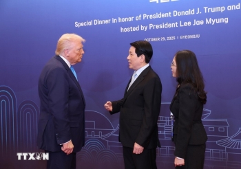 Chủ tịch nước gặp Tổng thống Mỹ Donald Trump nhân dịp APEC 2025