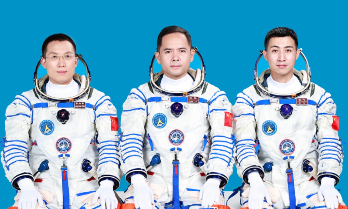 Các thành viên phi hành đoàn Thần Châu-21: Chỉ huy trưởng Zhang Lu (giữa), kỹ sư bay Wu Fei (phải) và chuyên viên Zhang Hongzhang. Ảnh: Tân Hoa xã