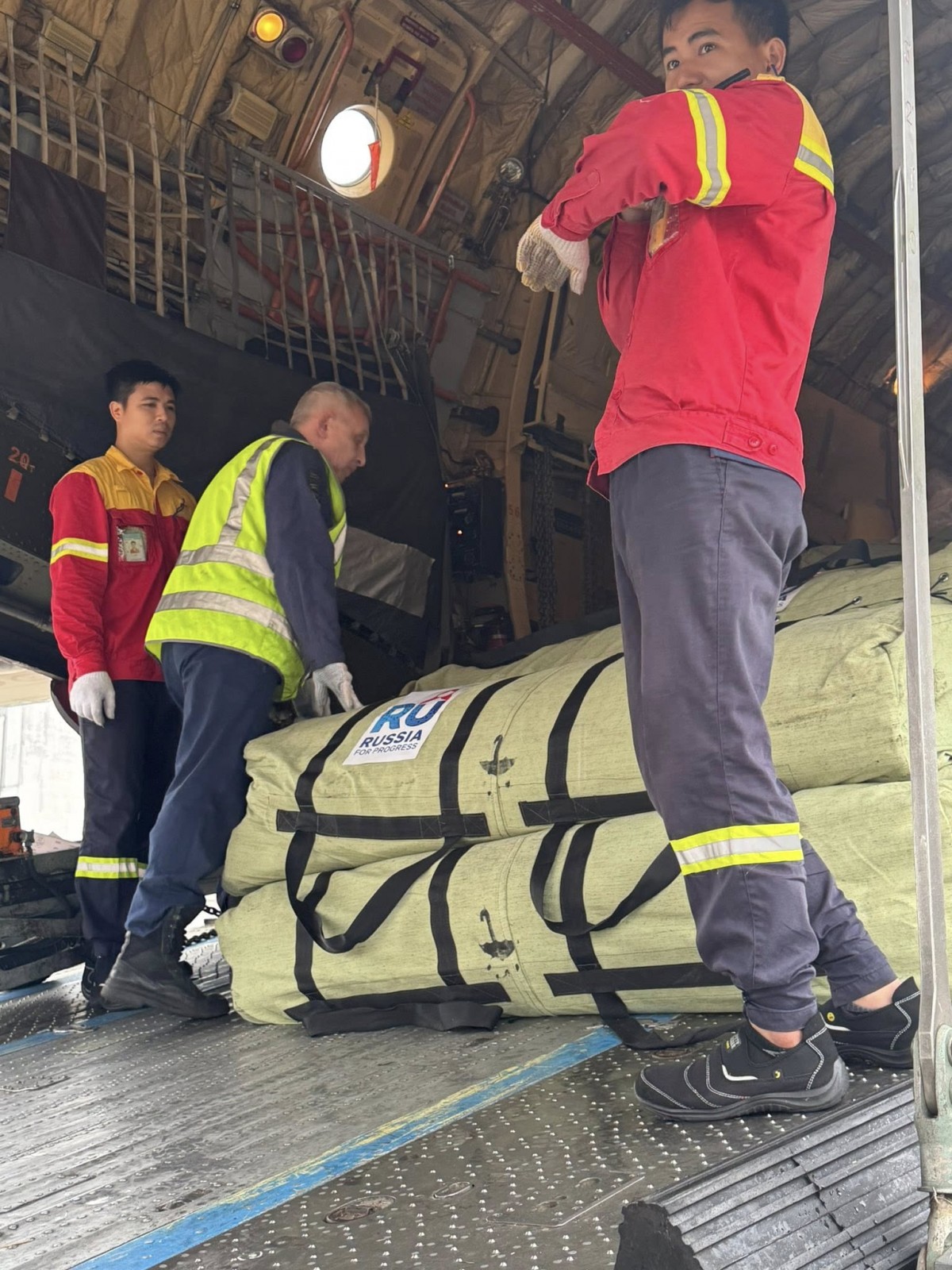 Chuyên cơ Nga chở 30 tấn hàng cứu trợ cho người dân Huế