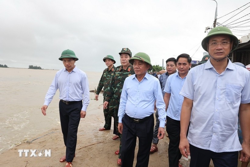 Thường trực Ban Bí thư thăm hỏi người dân bị lũ lụt tại Đà Nẵng