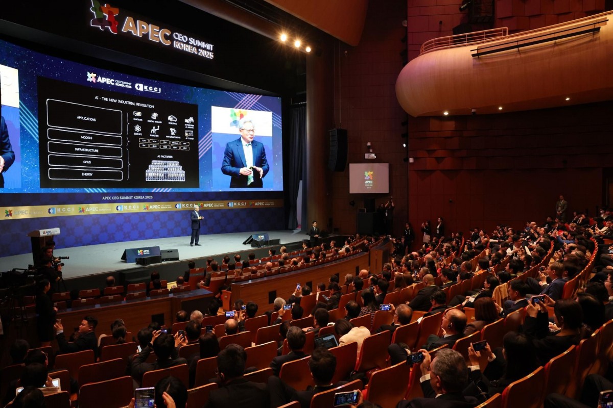 CEO Nvidia Jensen Huang phát biểu tại phiên thảo luận ngày 31/10 của Hội nghị thượng đỉnh doanh nghiệp APEC 2025 tại thành phố Gyeongju, Hàn Quốc. Ảnh: Korea Times