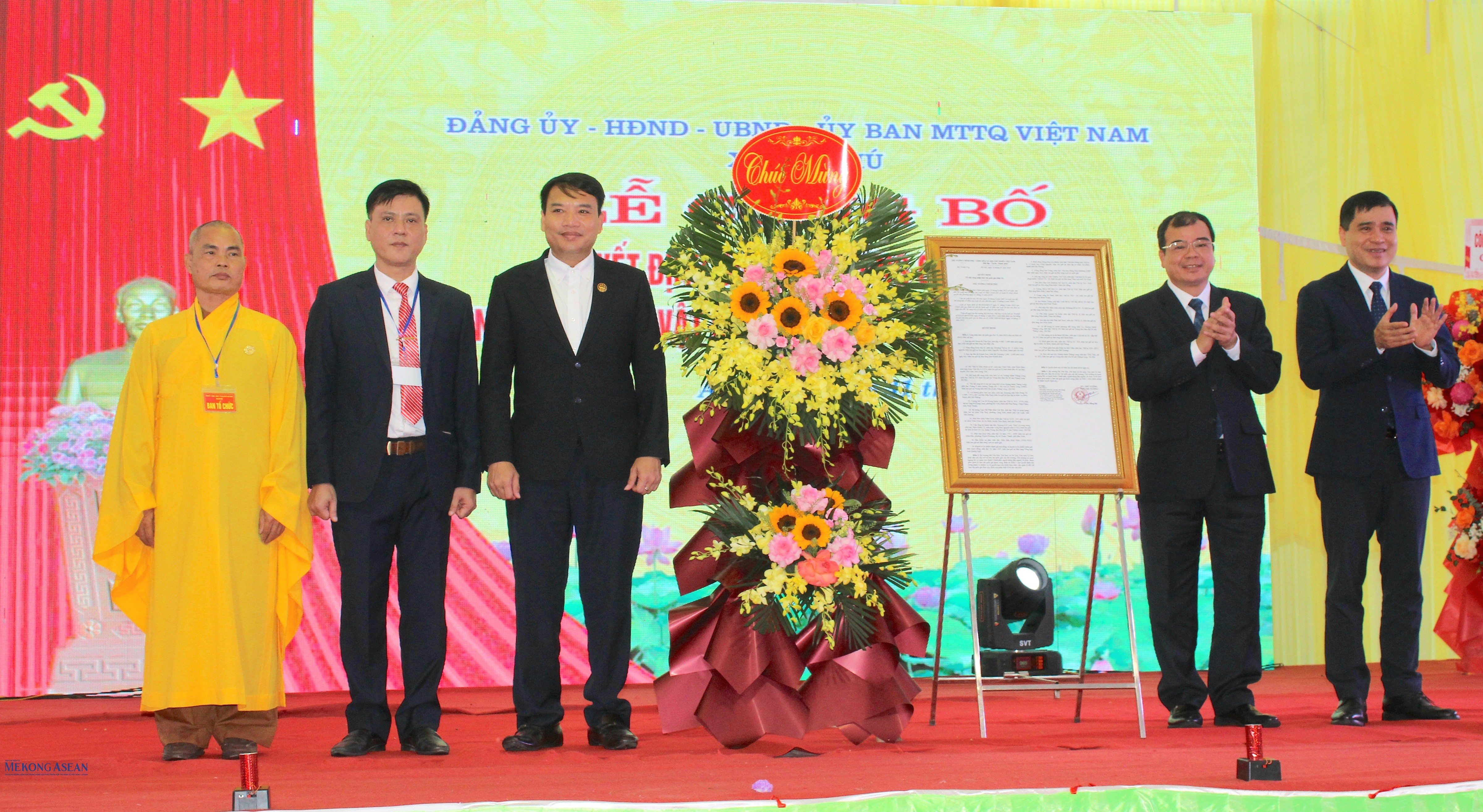 Đại diện lãnh đạo UBND thành phố Hải Phòng và Cục Di sản văn hoá (Bộ Văn hóa, Thể thao và Du lịch) trao quyết định công nhận bảo vật quốc gia mộc bản chùa Trăm Gian cho xã An Phú. Ảnh: Minh Tuyết.