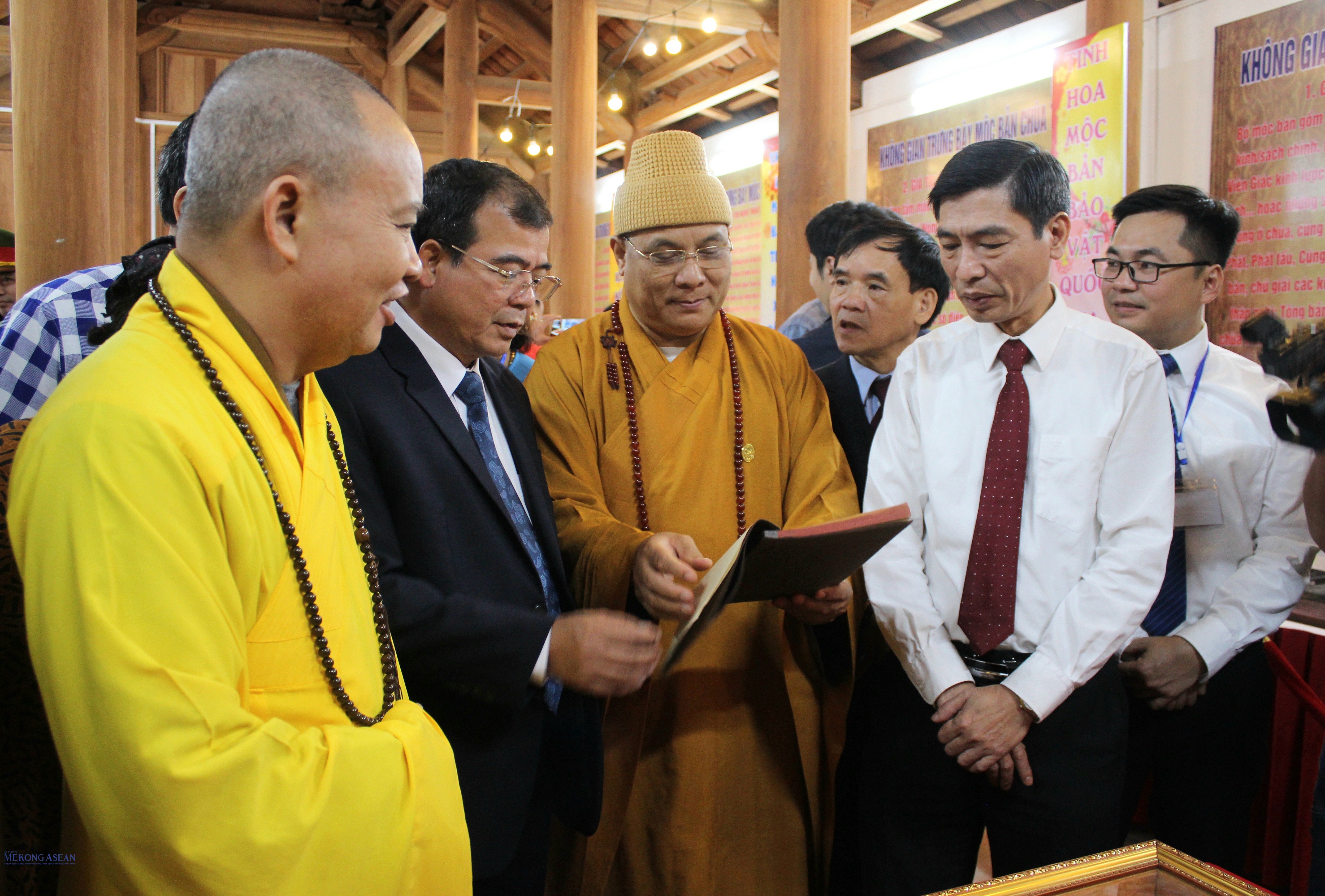 Đại biểu tham quan tại khu trưng bày mộc bản chùa Trăm Gian. Ảnh: Minh Tuyết.