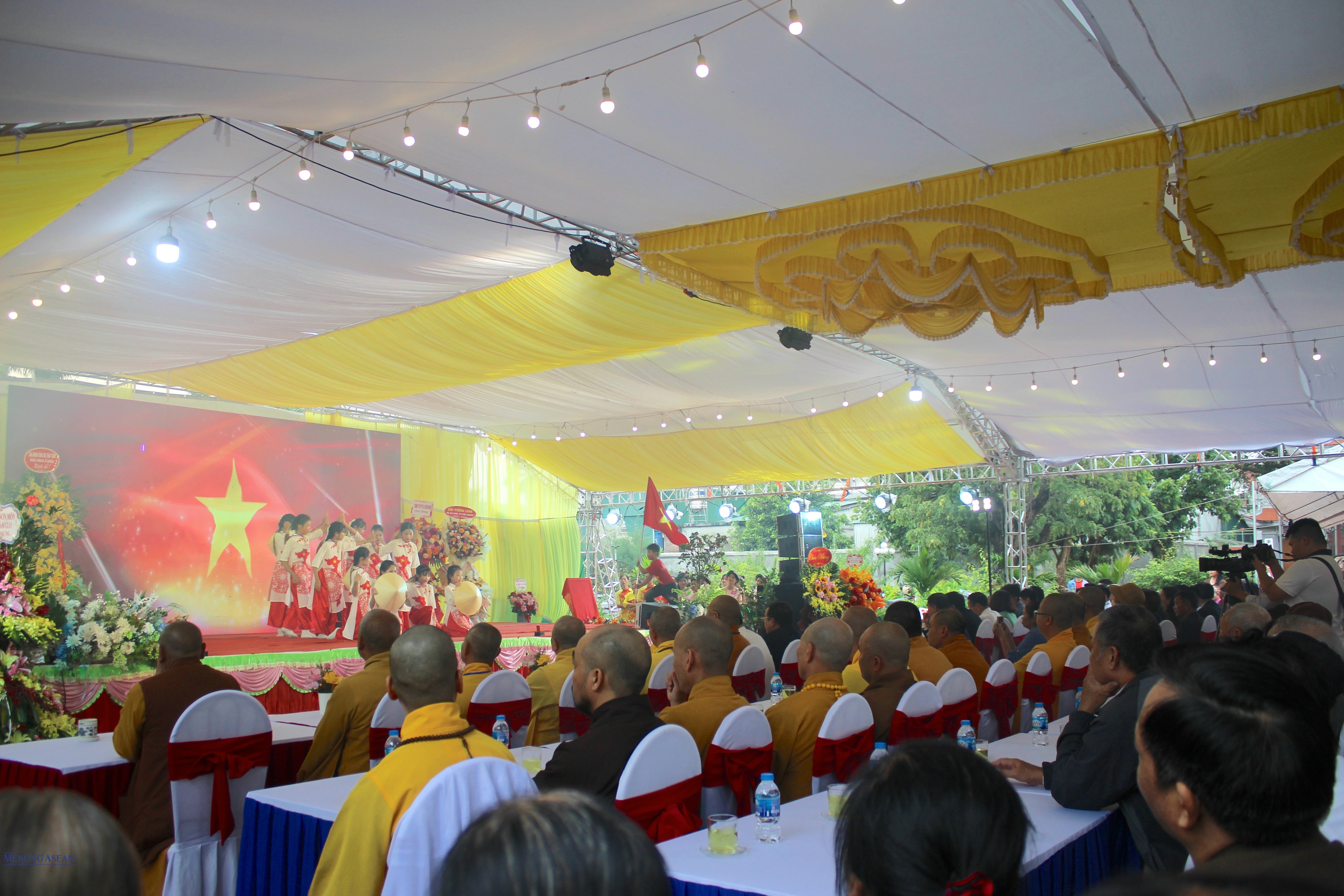 Một tiết mục văn nghệ tại buổi lễ. Ảnh: Minh Tuyết.