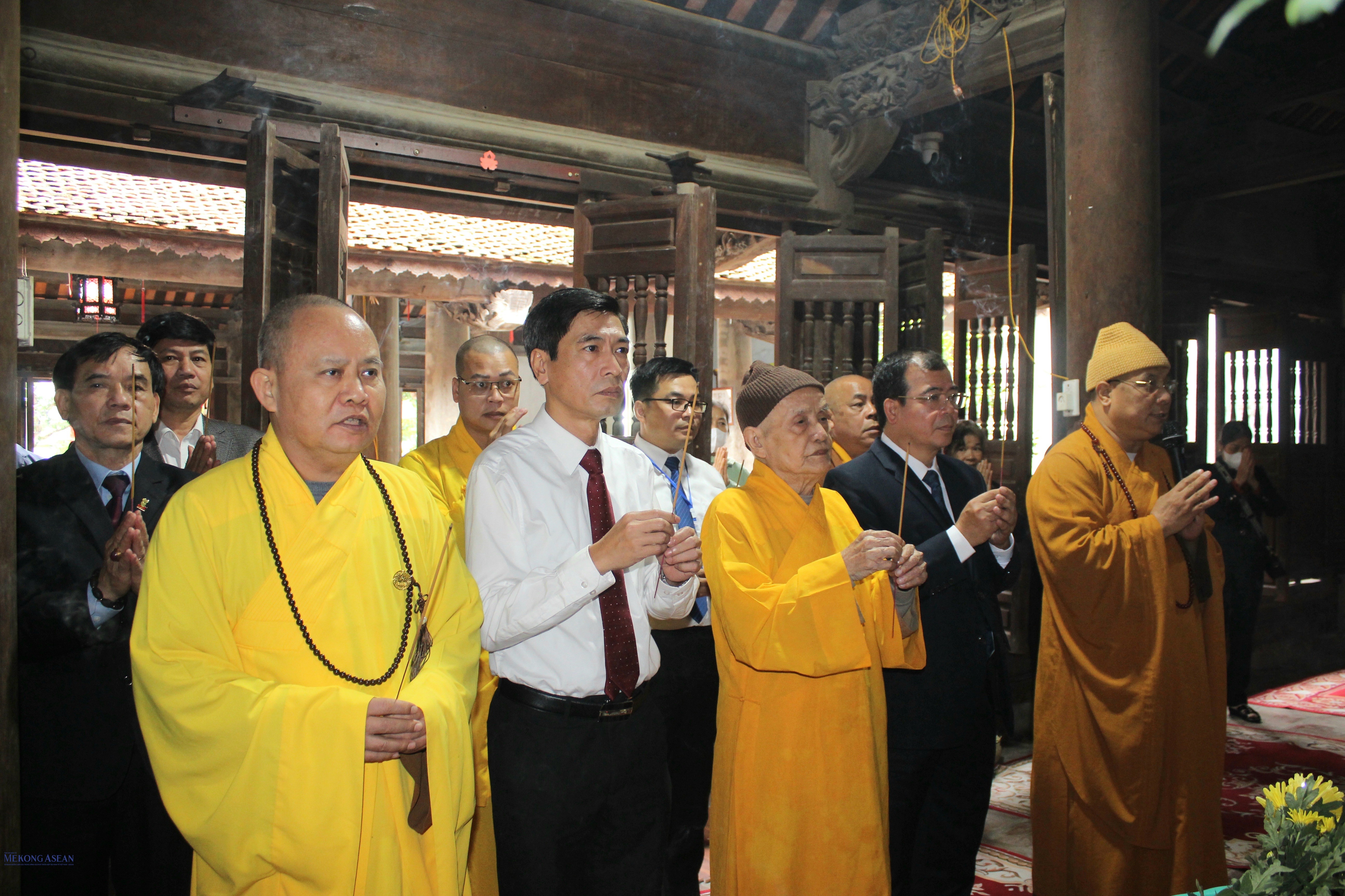 Các đại biểu dâng hương tại chùa Trăm Gian. Ảnh: Minh Tuyết.