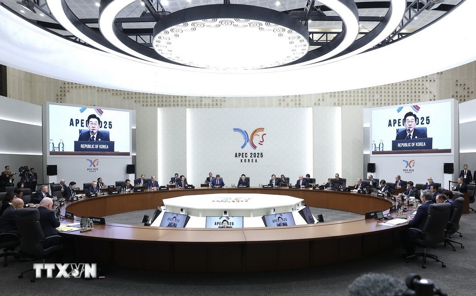 Phiên họp thứ 2 Hội nghị Cấp cao APEC lần thứ 32