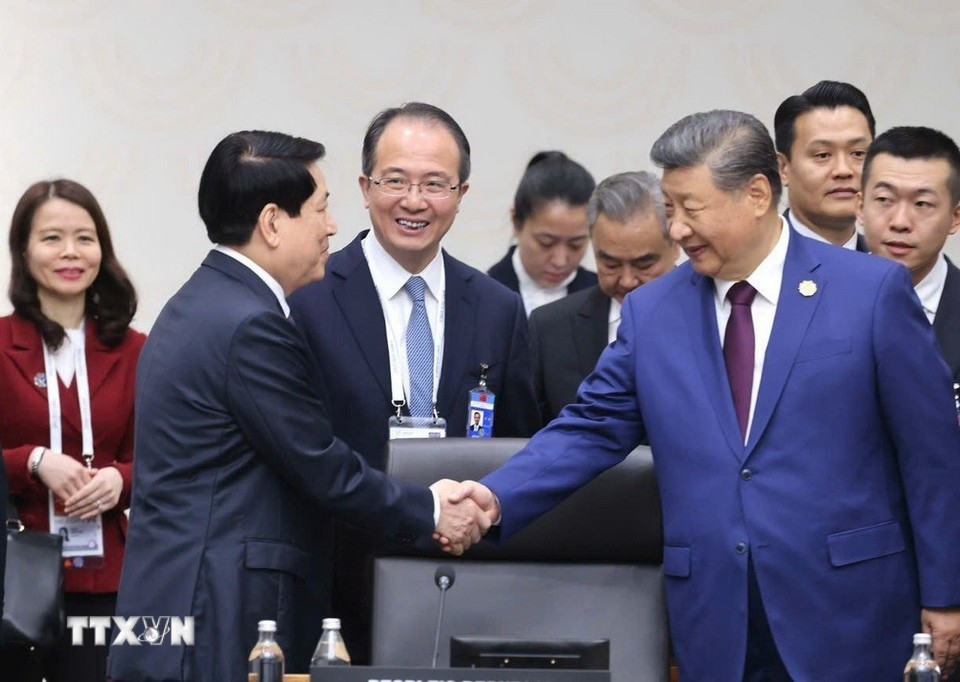 Chủ tịch nước Lương Cường cùng Tổng Bí thư, Chủ tịch Trung Quốc Tập Cận Bình tại Hội nghị Cấp cao Diễn đàn Hợp tác kinh tế châu Á - Thái Bình Dương (APEC) lần thứ 32. Ảnh: TTXVN.