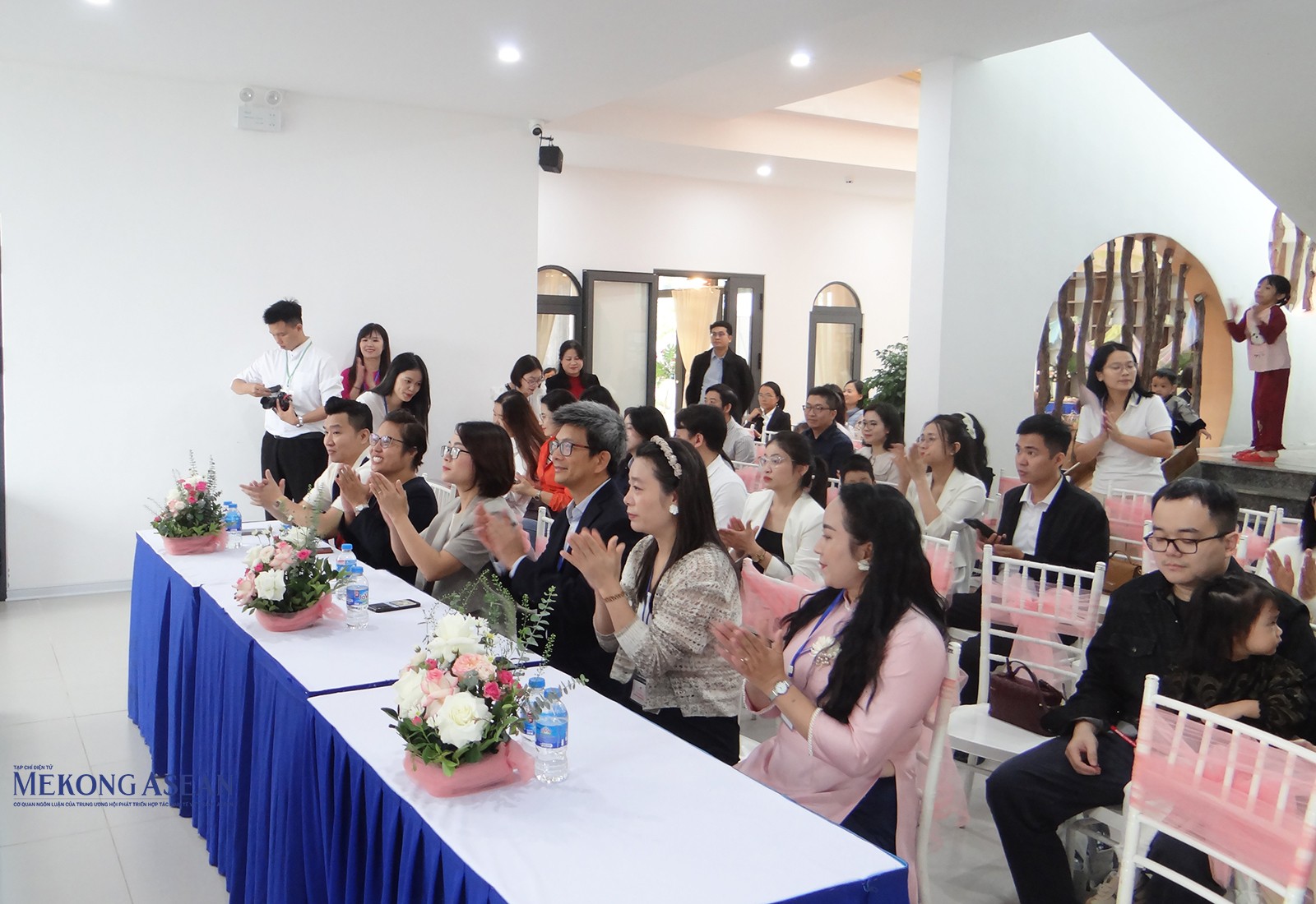 Các đại biểu và đại diện phụ huynh các trẻ đến dự khai trương. Ảnh: Phùng Nguyện/Mekong ASEAN.
