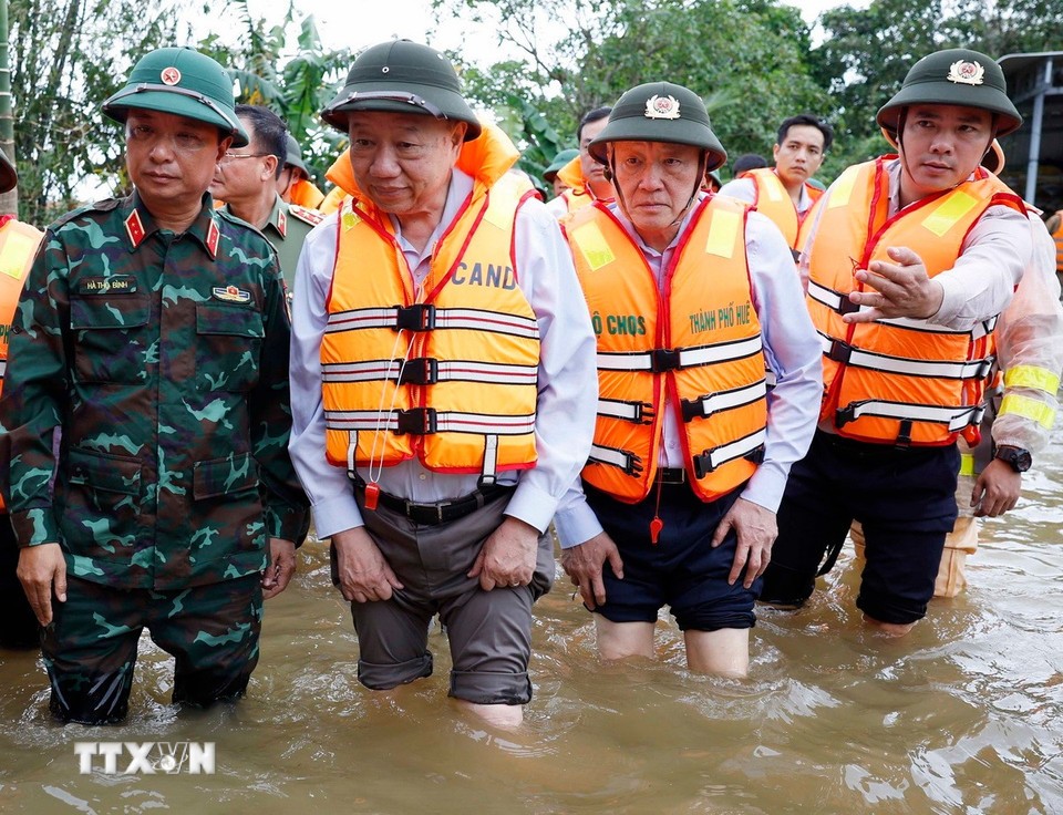 Tổng Bí thư Tô Lâm thăm hỏi và tặng quà cho người dân vùng bị chia cắt do mưa lũ tại thôn Khuông Phò Đông, xã Quảng Điền, Thành phố Huế.