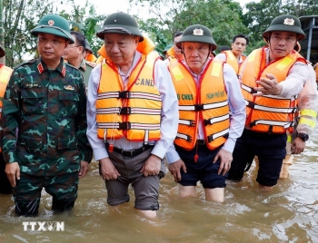 Tổng Bí thư về thăm, chia sẻ với người dân trong vùng mưa lũ tại Huế