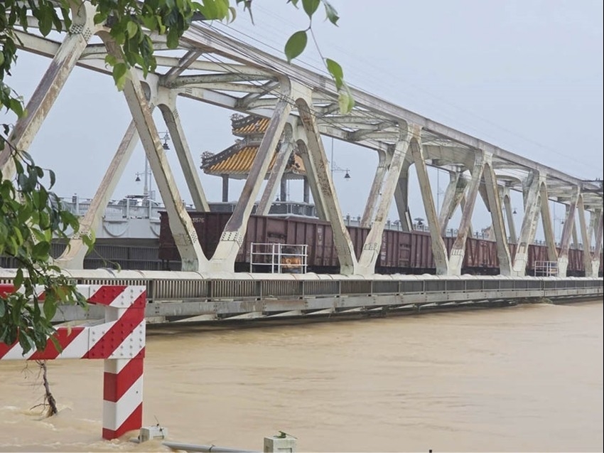 Lũ trên các sông ở Huế và Đà Nẵng lại lên trên báo động 3