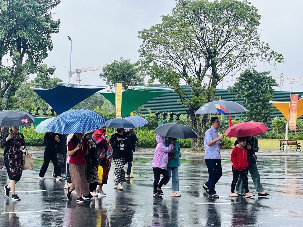 Biển người đổ về Hội chợ Mùa thu 2025 trước khi cơ hội mua sắm tốt nhất năm khép lại