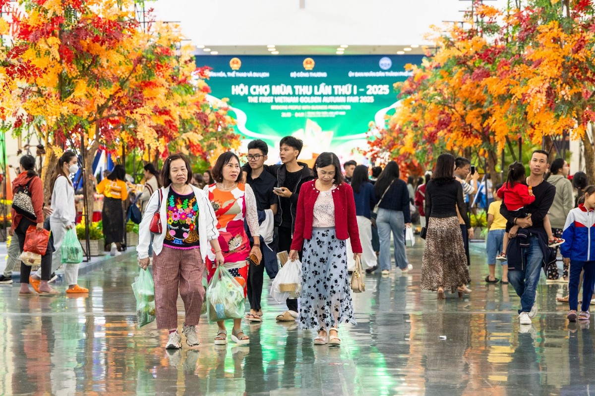 Biển người đổ về Hội chợ Mùa thu 2025 trước khi cơ hội mua sắm tốt nhất năm khép lại