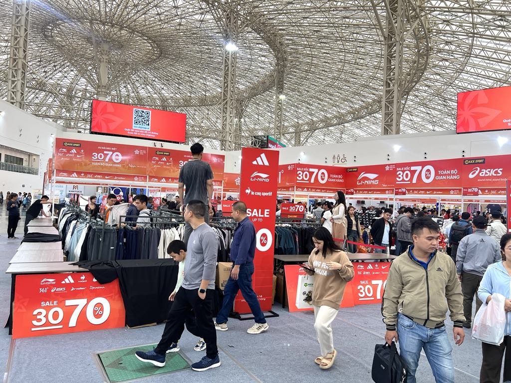 Biển người đổ về Hội chợ Mùa thu 2025 trước khi cơ hội mua sắm tốt nhất năm khép lại