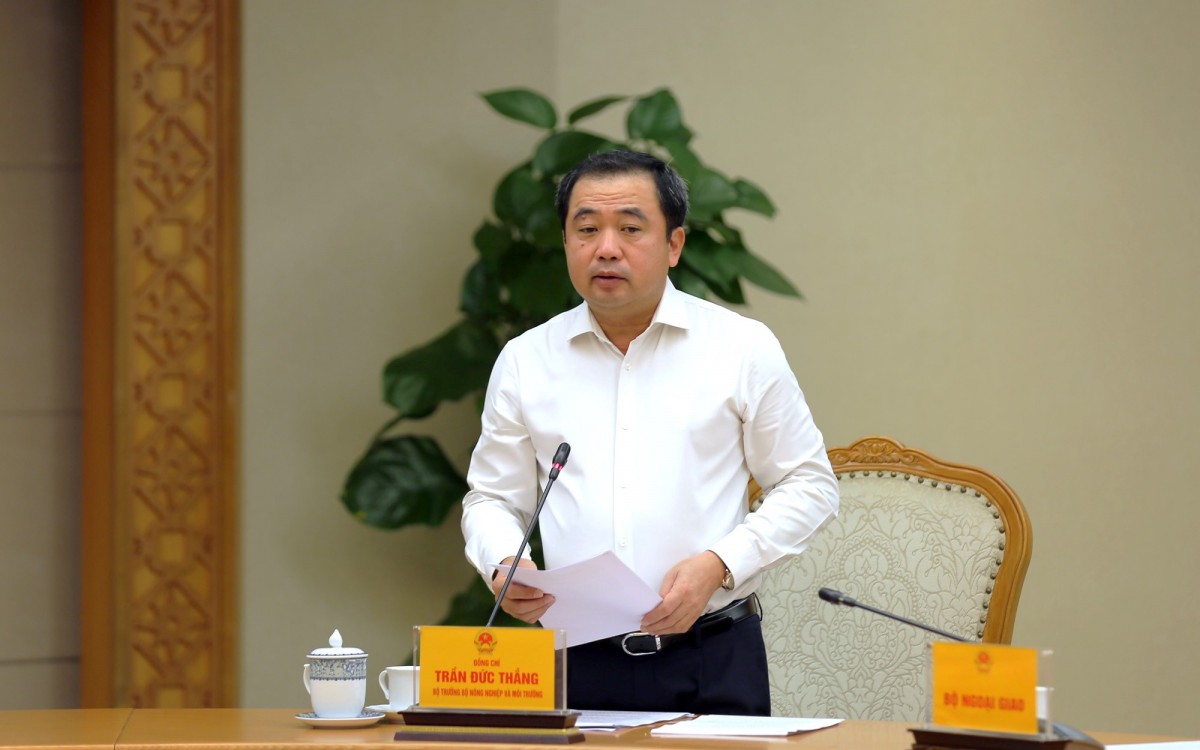 Bộ trưởng Bộ Nông nghiệp và Môi trường Trần Đức Thắng báo cáo về diễn biến bão số 13. Ảnh: VGP.