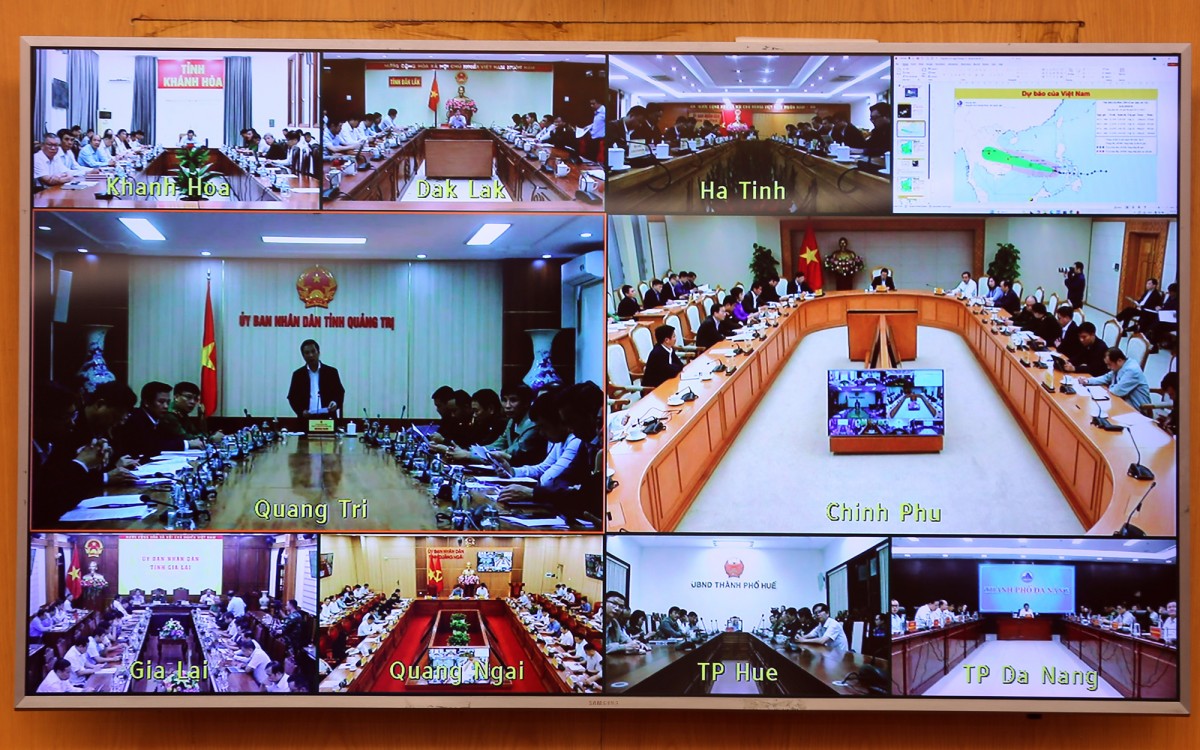 Lãnh đạo một số địa phương báo cáo về công tác khắc phục hậu quả mưa lũ và khẩn trương chuẩn bị ứng phó với bão số 13 - Ảnh: VGP.