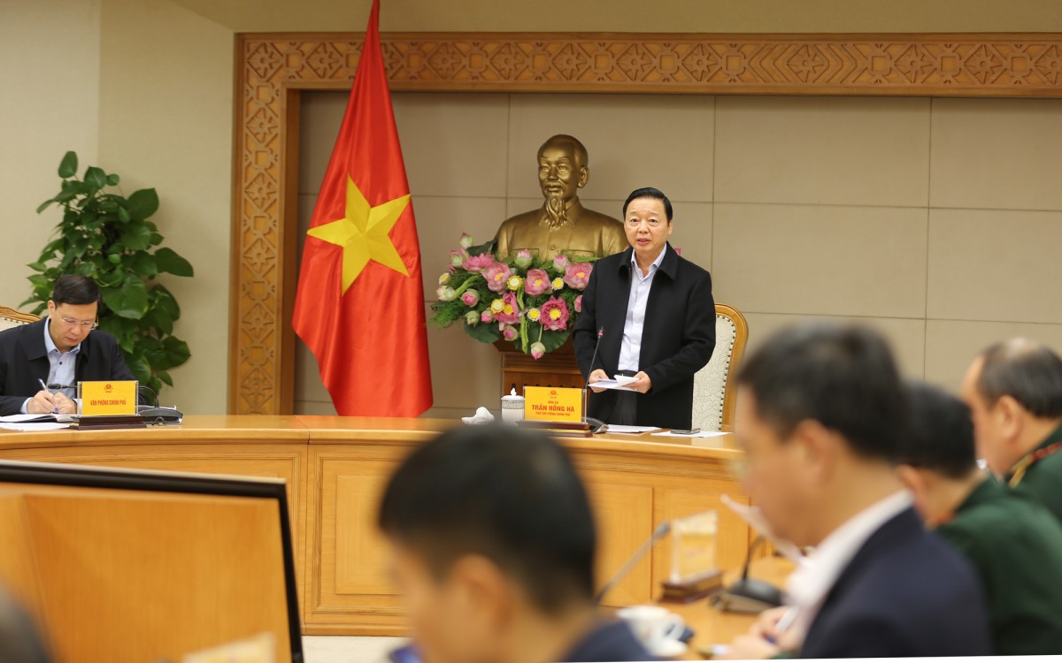 Phó Thủ tướng Trần Hồng Hà yêu cầu, trước 19h ngày 6/11 phải hoàn thành công tác di dời dân ra khỏi vùng nguy hiểm ven biển chịu triều cường và các vùng núi cao, chia cắt, sạt lở - Ảnh: VGP