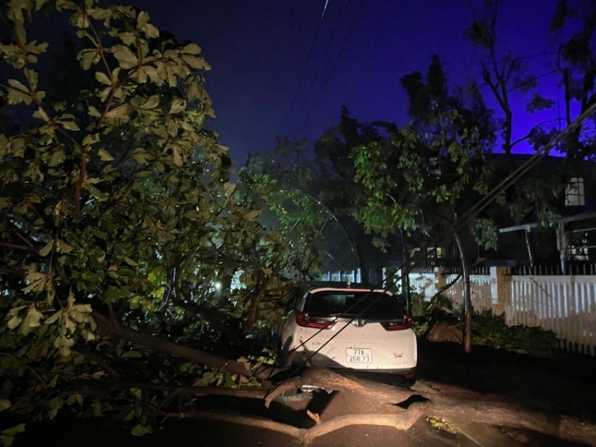 Bão số 13 suy yếu thành áp thấp nhiệt đới