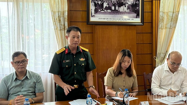 Đại diện Văn phòng Tùy viên Quốc phòng Việt Nam tại Lào phát biểu ý kiến góp ý. 