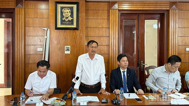 Đại diện cộng đồng người Việt Nam tại Lào phát biểu ý kiến góp ý.